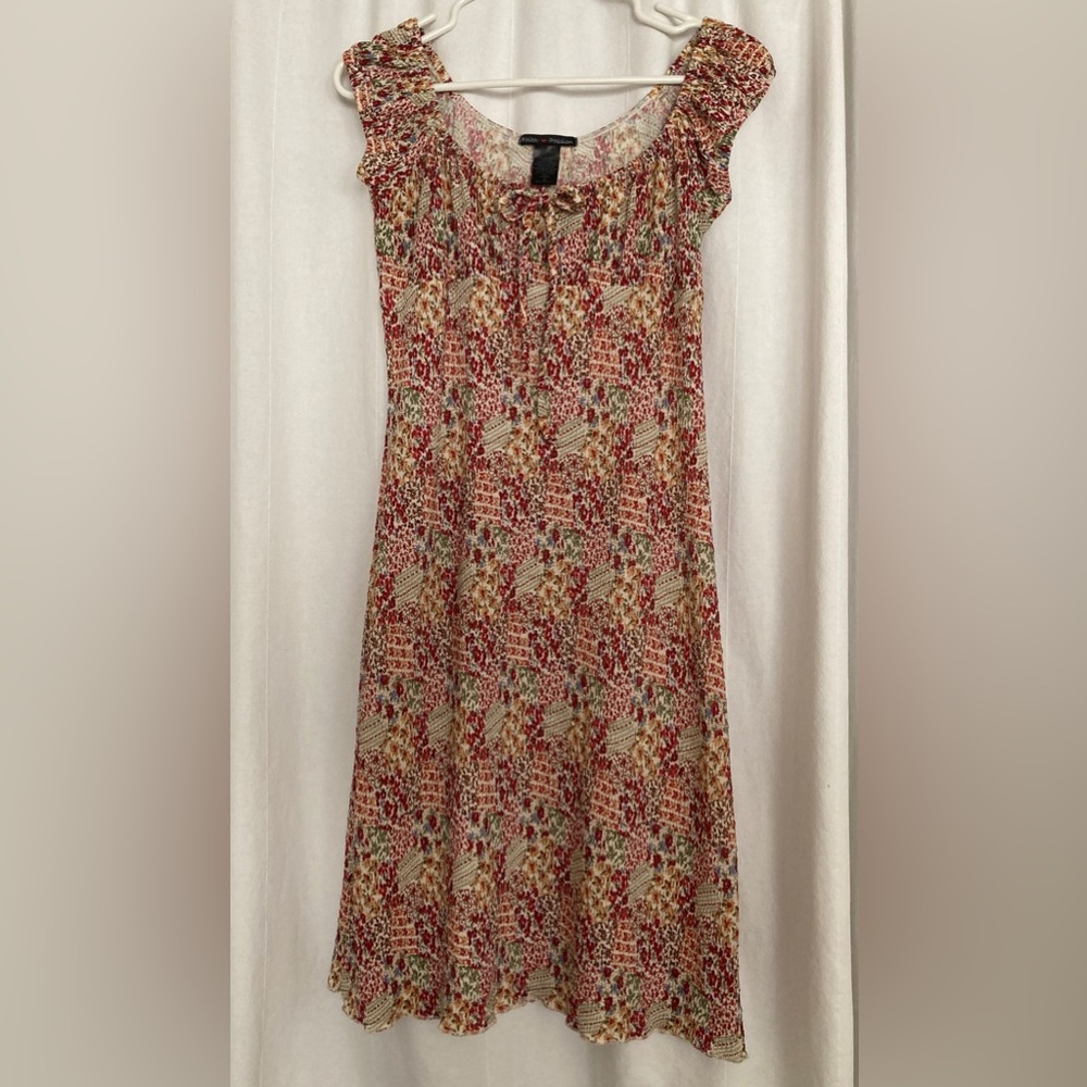 Super cute flattering boho peasant style, off shoulder /sleeveless floral dress.